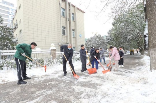 雪映初心，守护同行！我院开展全员扫雪，为就医路添暖护航